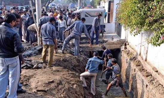 ���������˵¶����Աߵ���ˮ�����̳�ʬ���ʧ�ٶ�ͯ�����